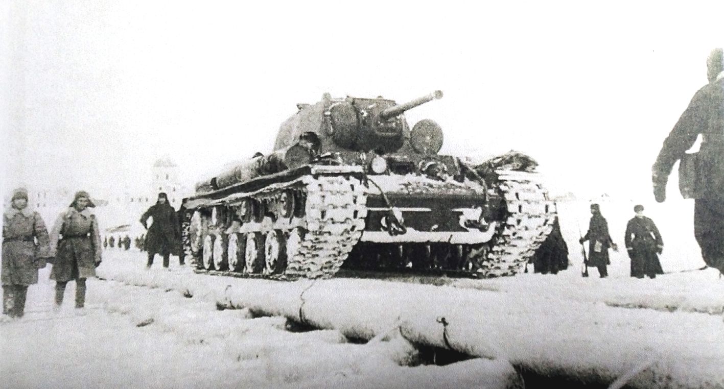 1942年2月,「苏德战争」期间,东线苏联战场,隶属加里宁方面军的一辆KV-1坦克正行经一条覆盖了冰雪的桥梁,穿越伏尔加河。
