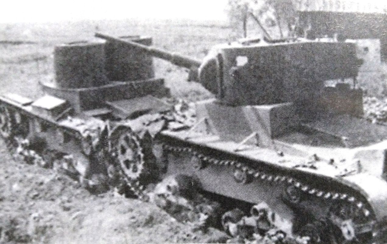 1941年9月，「苏德战争」期间，乌克兰境内被苏军遗弃的两辆T-26坦克，一辆是1931款，另一辆是1933年款。