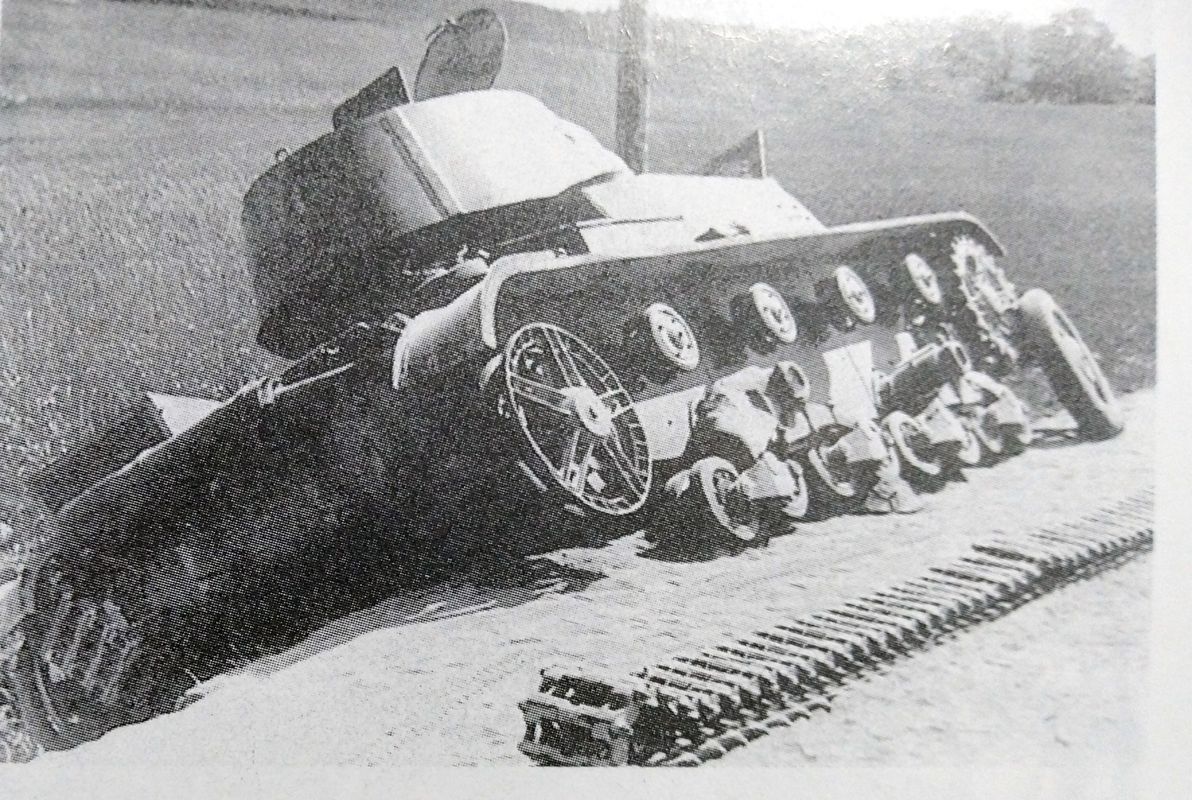 1941年7-8月，「苏德战争」期间，苏联西部战场，一辆在战场上被摧毁的T-26轻型坦克（1939款），该车可能隶属于苏军机械化第4军。