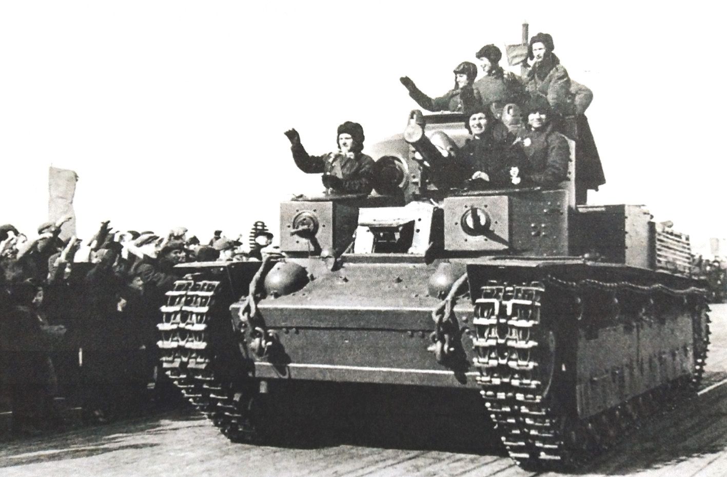 1940年4月24日，列宁格勒民众迎接从芬兰前线返回后方基地的苏军第20重坦克旅的T-28中型坦克及其坦克手。