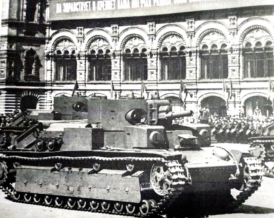 1940年11月7日，一队T-28中型坦克参加苏联十月革命庆典阅兵。