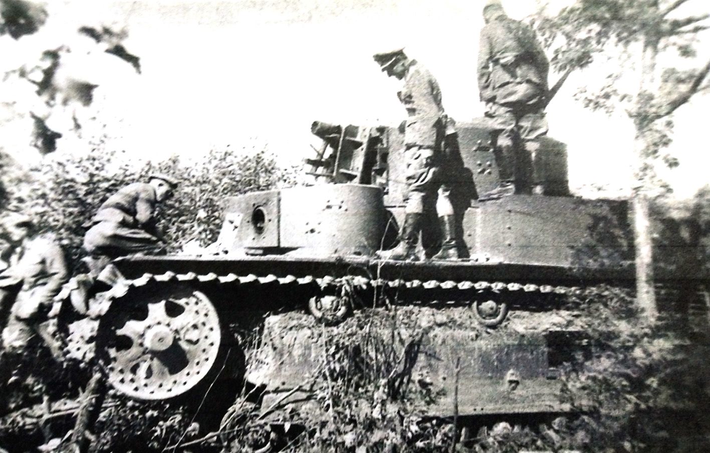 1941年7月，「苏德战争」期间，东线苏联战场，一辆隶属苏联西北方面军第3装甲师的T-28中型坦克被苏军车组成员主动损坏后遗弃，几名德军技术人员正在检查该辆坦克的损毁情况。
