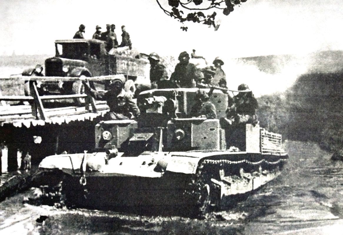 1939年9月17日，「波兰战役」期间，苏军第21重坦克旅的一辆T-28中型坦克正在穿越波兰东部的乌萨河。
