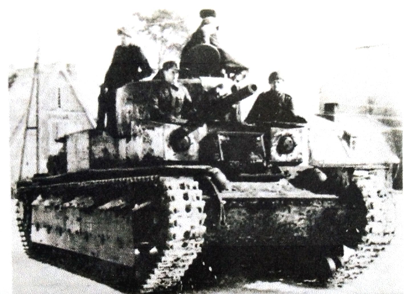 1940年1月，「苏芬战争」期间，一辆被芬兰军队缴获的苏军T-28中型坦克，芬兰士兵正驾驶着行进。