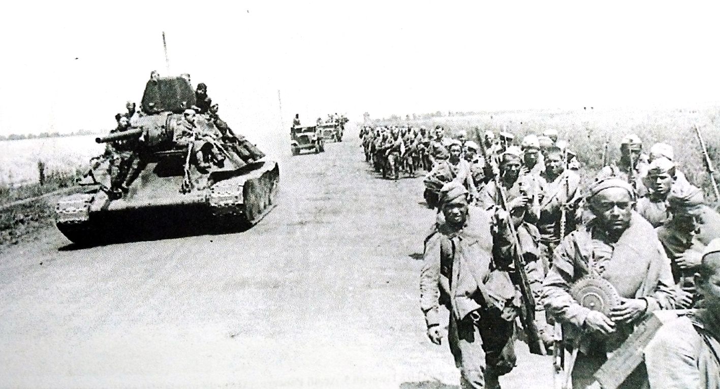 1943年8月，「库尔斯克会战」期间，东线苏联战场，大队苏军T-34/76坦克和步兵正向哈尔科夫战场推进，准备投入到对德军的战斗中。