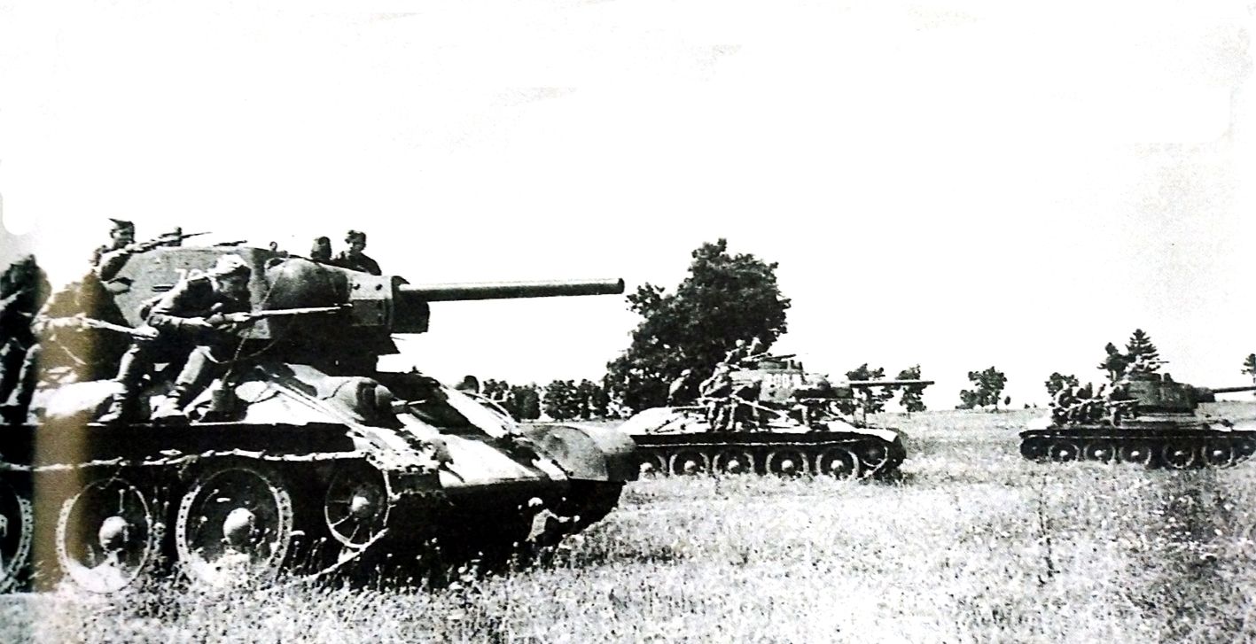 1943年8月，「库尔斯克会战」期间，东线苏联战场，多辆苏军T-34/76坦克搭载步兵展开对德军进攻的战斗态势。