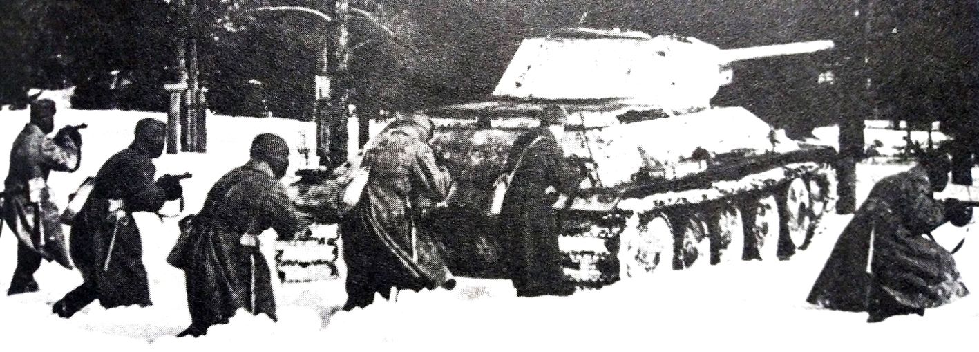 冬季，苏军T-34/76坦克掩护步兵从隐蔽地冲出，向德军阵地进攻。尽管树林中积雪很深，但T-34坦克仍保持其良好的机动性。