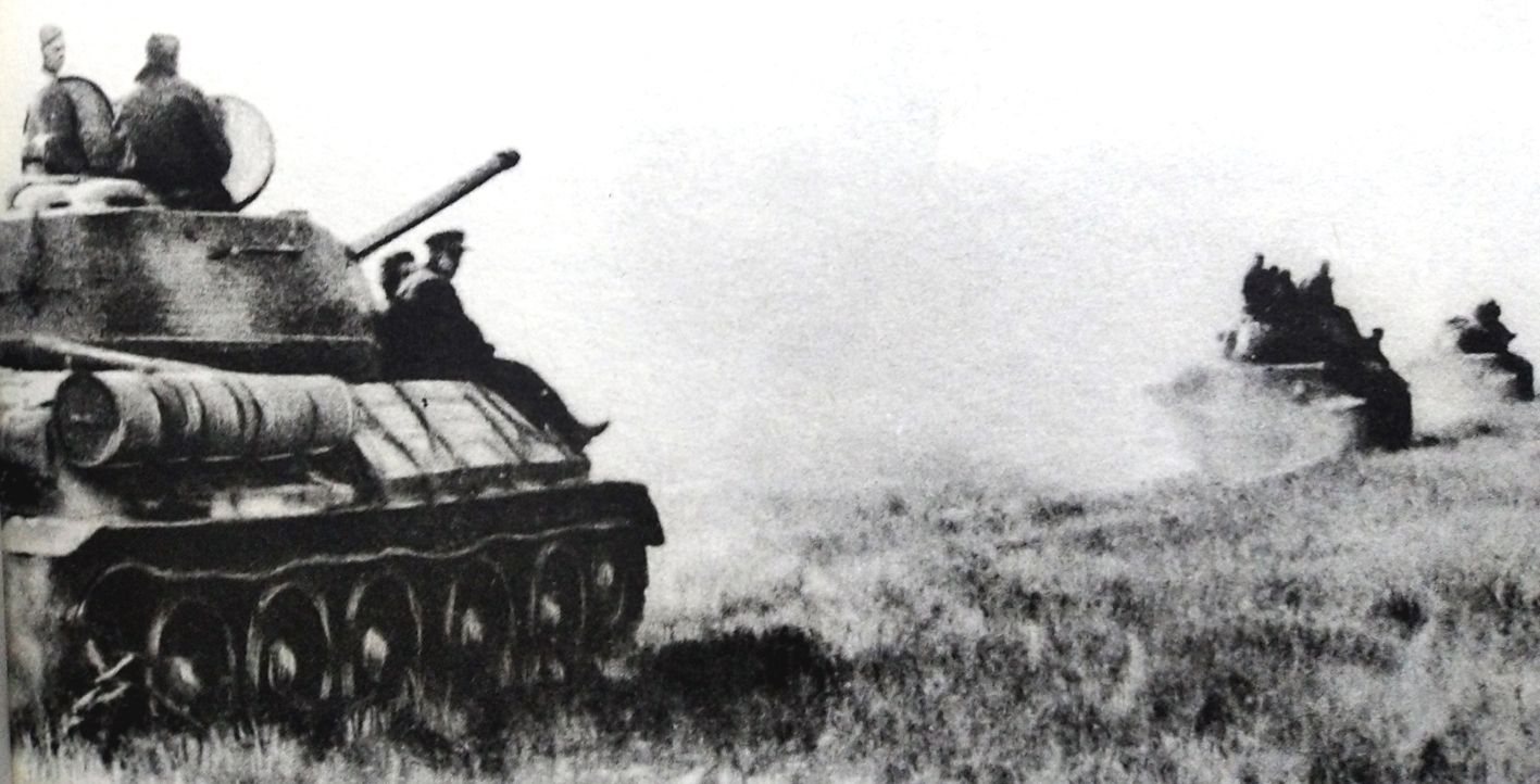 1943年夏季，「库尔斯克会战」期间，德军在库尔斯克反击战中失败后，一队隶属苏联第20近卫坦克军的T-34/85坦克正高速前进在乌克兰大草原上。