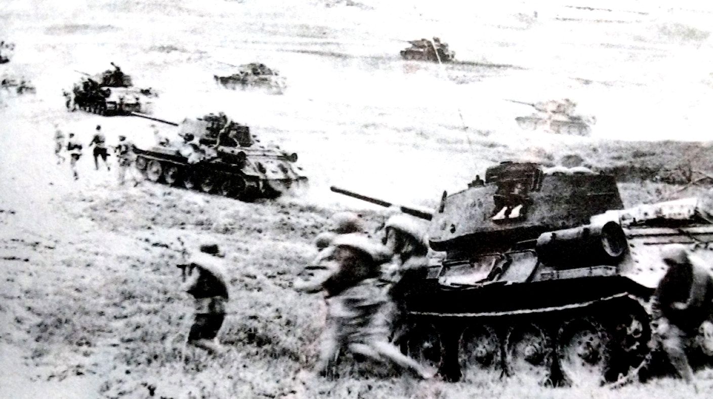 1944年春季，「苏德战争」期间，在乌克兰基辅地区，多辆苏军T-34/85坦克协同步兵对德军展开大规模的攻势。