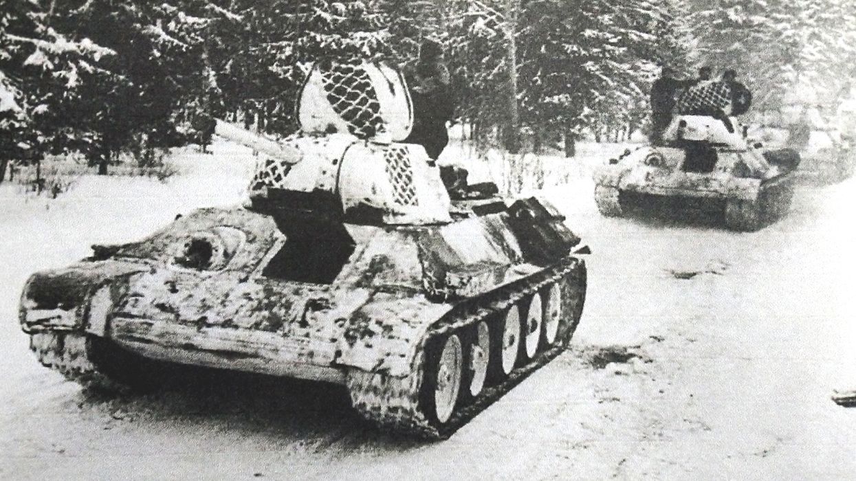 1942年2月，「苏德战争」期间，东线苏联战场，苏联西南方面军第1近卫装甲军的一队T-34/76型坦克正在向前线进发；注意其车身上已涂上了白绿色的网形冬季迷彩图案。