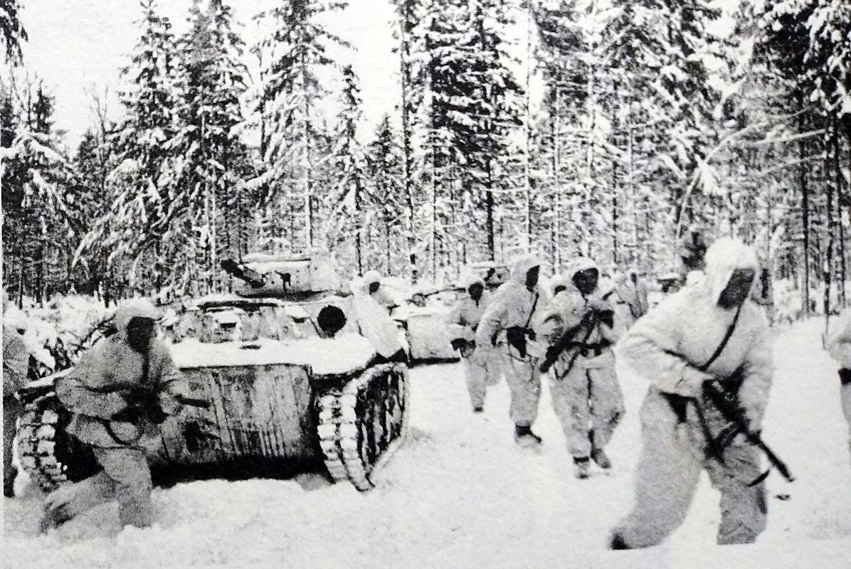 东线苏联战场，一队身穿冬季雪地伪装服的苏联士兵在T-70轻型坦克掩护下准备投入战斗。