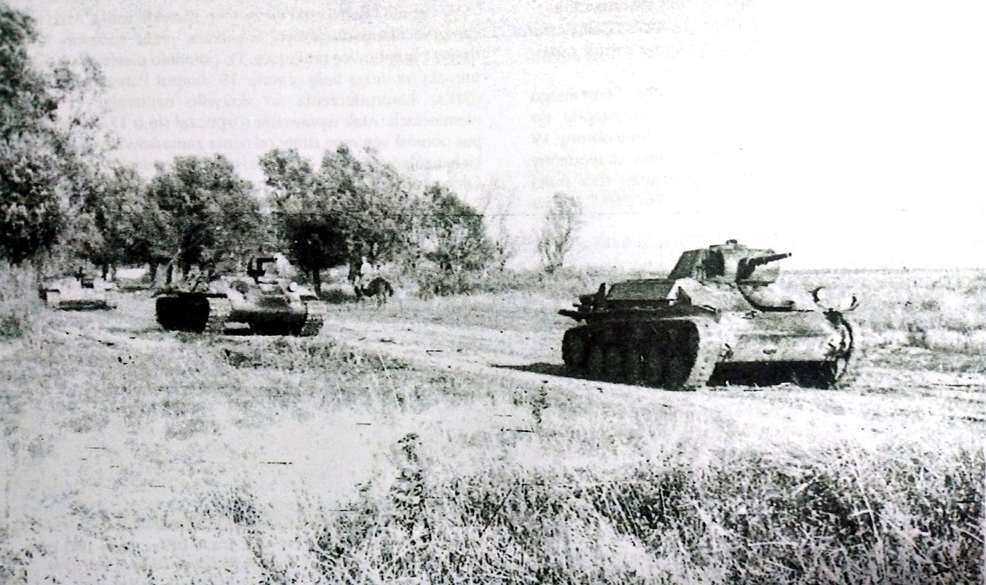 1943年7月，「库尔斯克会战」期间，东线苏联战场，一队T-70轻型坦克正跟随一辆领先的T-34中型坦克进入战斗阵地。