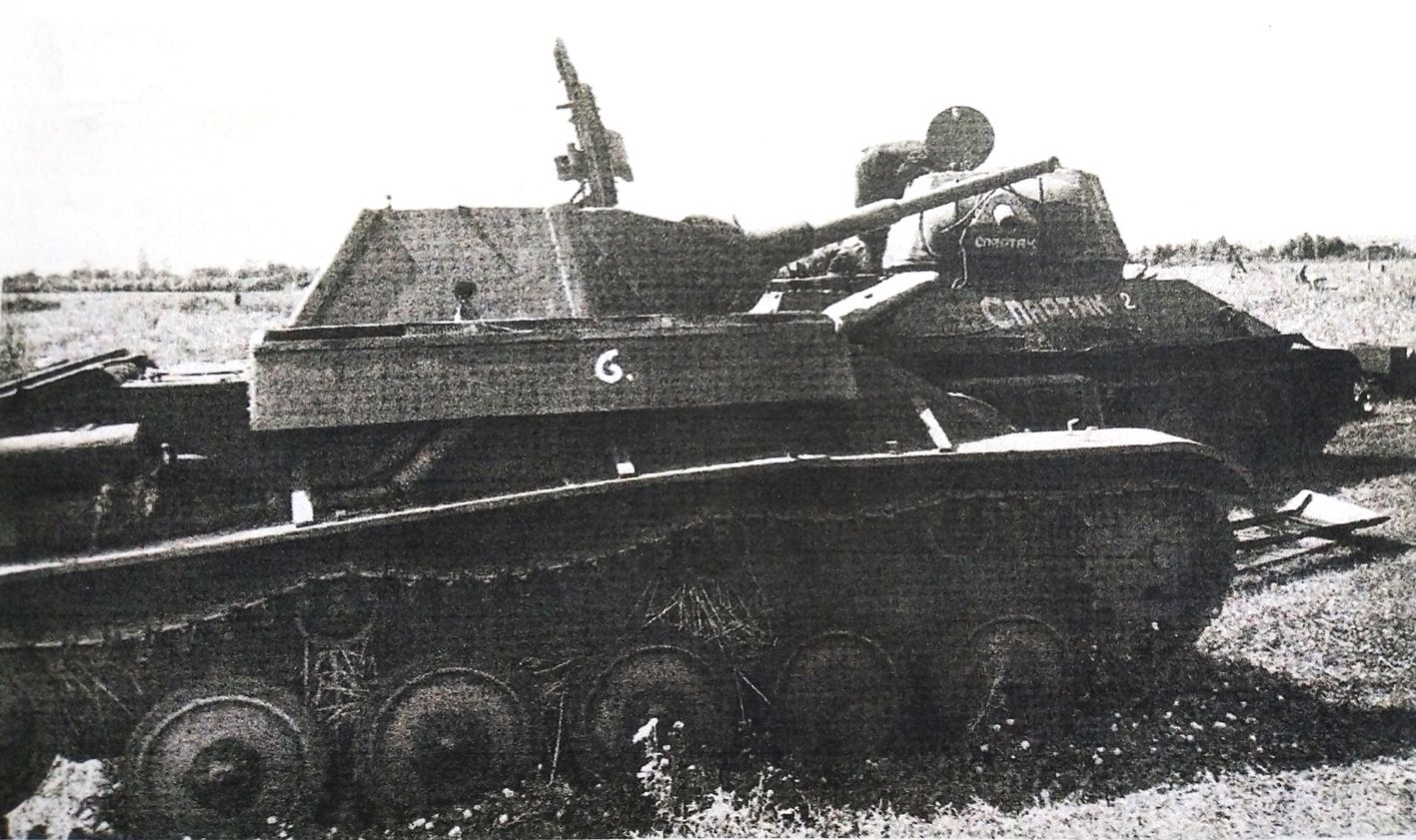 1942年7月，「苏德战争」期间，在东线苏联南部战场上，被苏军遗弃的一辆T-70轻型坦克（前）和一辆T-34坦克。