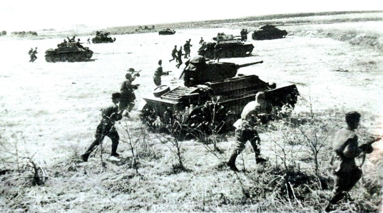 1942年秋天，「斯大林格勒战役」期间，东线苏联斯大林格勒战场，苏军T-70轻型坦克正在支援步兵向德军阵地进攻。