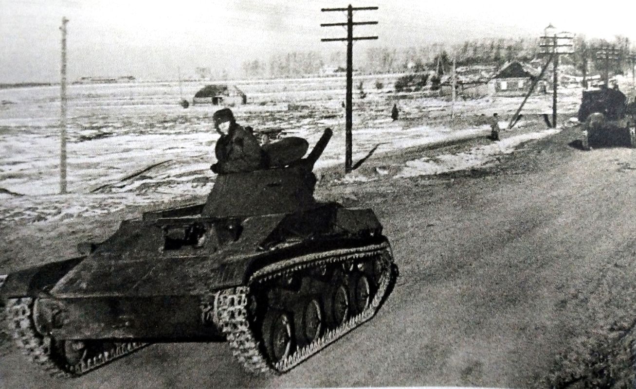 1941年11月，「苏德战争」期间，东线苏联战场，一队隶属苏联西方面军第50装甲军的T-60轻型坦克正沿公路行进，赶往前线。