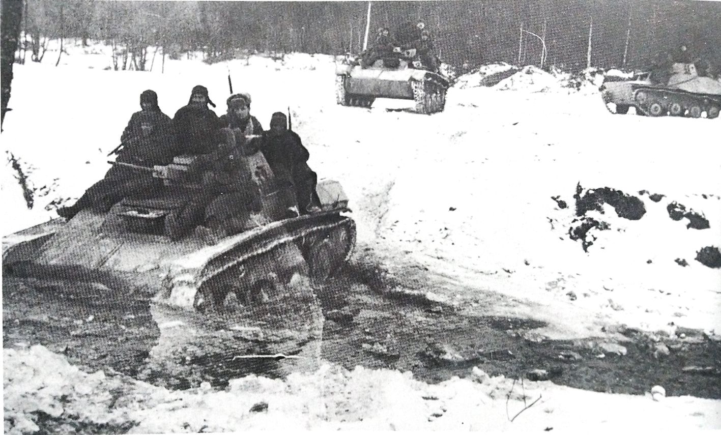 1942年11月底，「苏德战争」期间，一队苏军的T-60坦克正在穿过一条冰雪河流，相比当时其他苏军坦克经常在泥泞雪地中抛锚的情况，T-60坦克在深雪中的机动性还算可以。