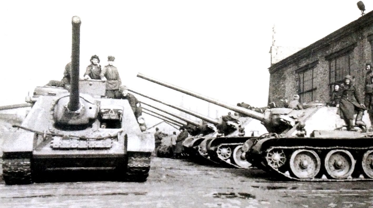 1944年秋天，「苏德战争」期间，苏联斯维尔德洛夫斯克，乌拉尔军工厂生产，准备开上前线的SU-100反坦克炮车。
