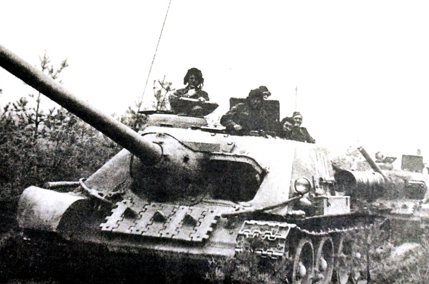 1945年4月，「苏德战争」期间，东线战场德国地区，苏联乌克兰第1方面军第13集团军一辆编号为「740」的SU-100反坦克炮车。