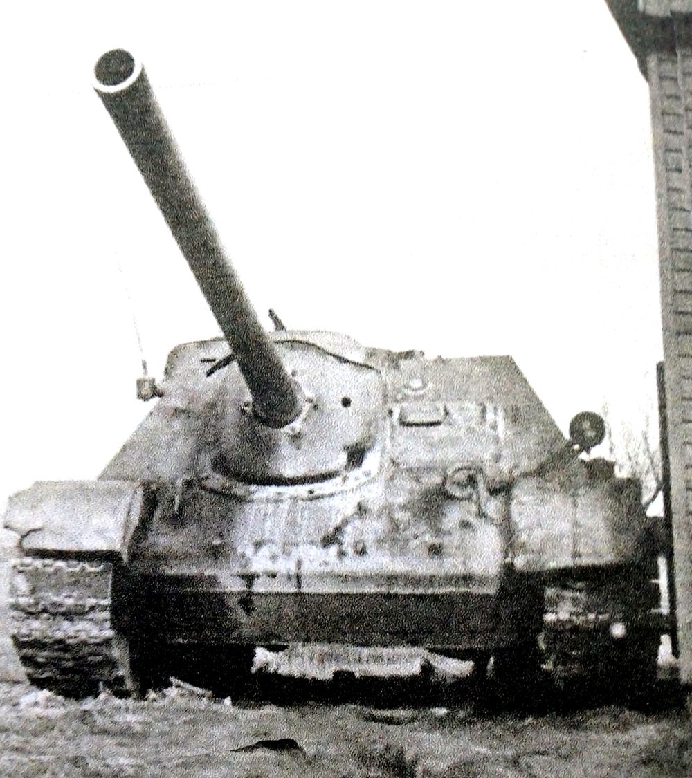 1945年4月，「苏德战争」期间，东线战场但格斯克地区，隶属苏联白俄罗斯第2方面军的一辆SU-100反坦克炮车。