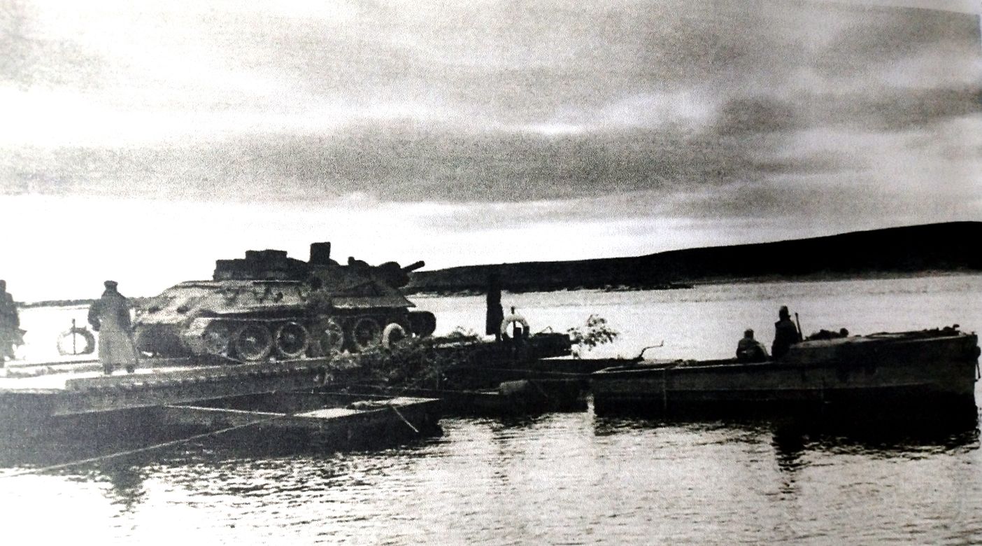 1943年10月，「苏德战争」期间，乌克兰第1方面军的一辆SU-122反坦克炮车搭乘渡船渡过第聂伯河。