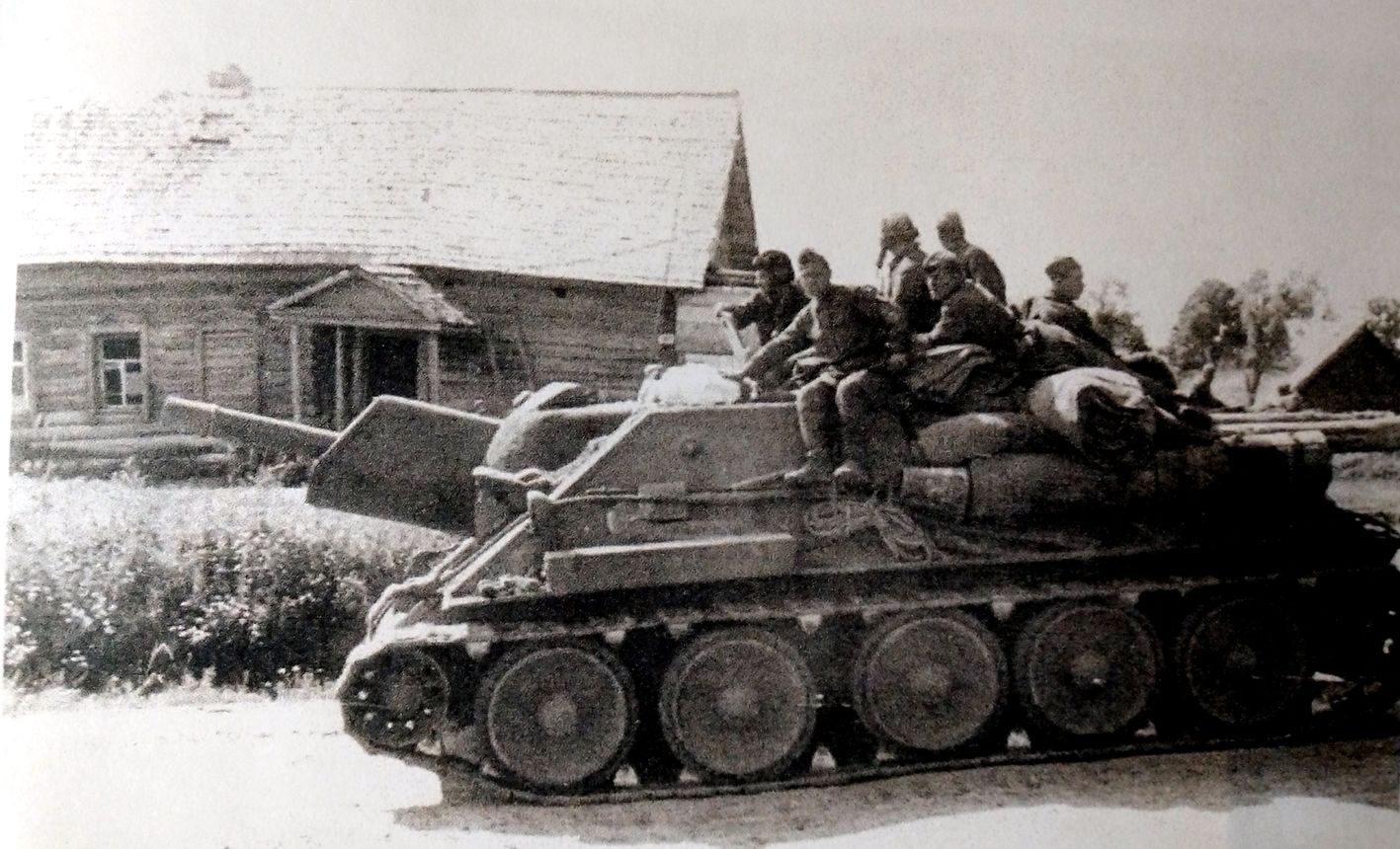 1943年8月，「苏德战争」期间，东线哈尔科夫战场，苏军一辆不明单位的SU-122反坦克炮车正在向前线进发。