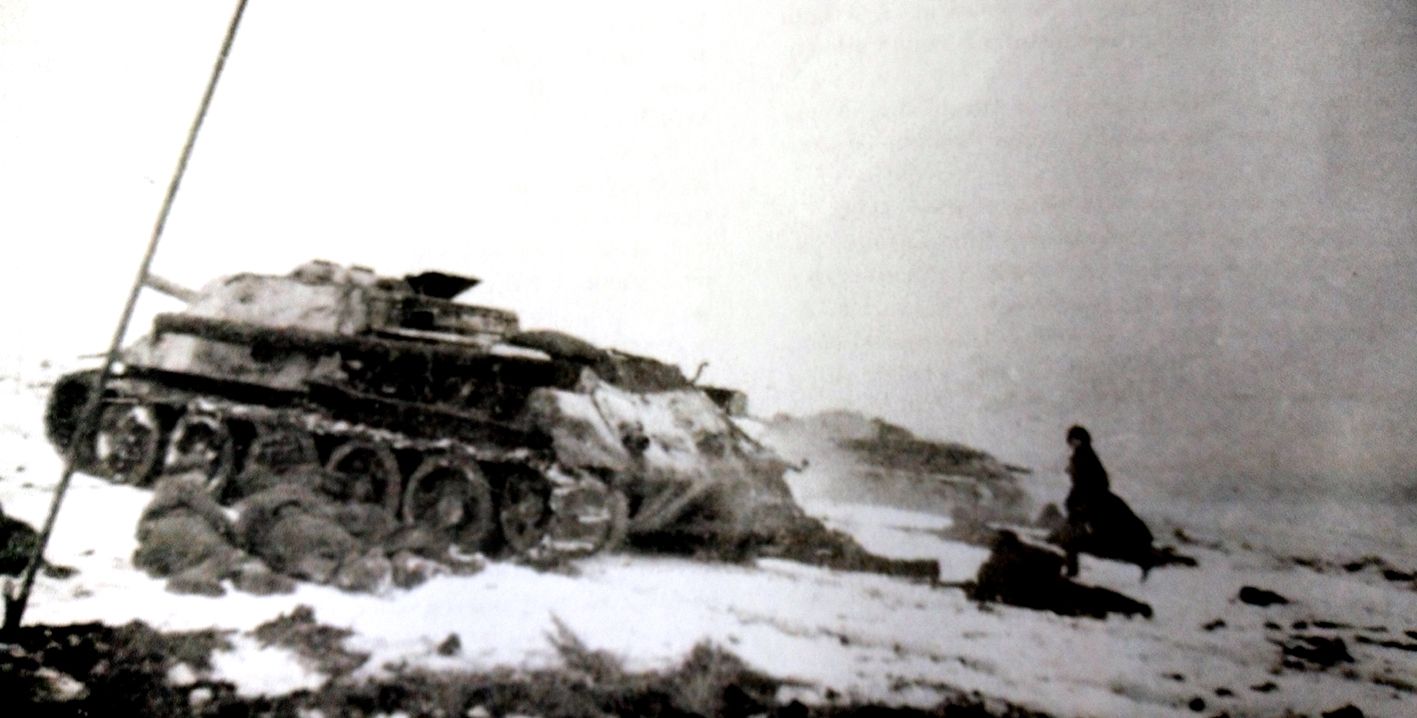 1943年冬季，「苏德战争」期间，苏联西北方面军的一辆SU-122反坦克炮车正在支援步兵作战。