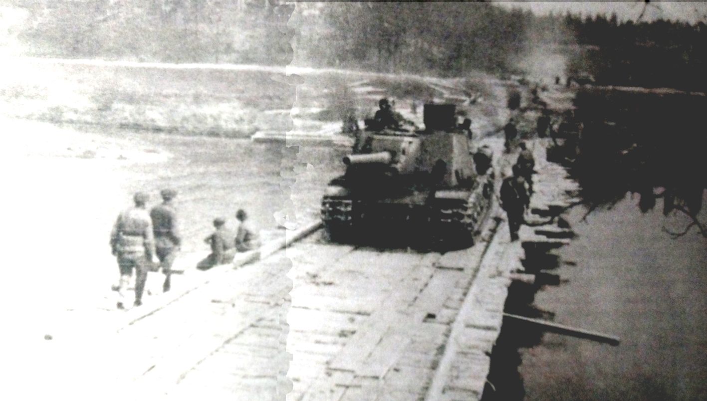 1944年4月，「苏德战争」期间，东线战场上苏联第25炮兵团的一辆SU-122反坦克炮车正在驶过临时架设的浮桥向前线进发。