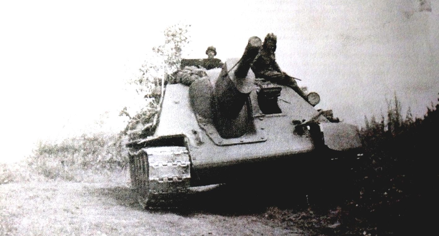 1943年7月，「库尔斯克会战」期间，东线苏联普罗霍罗夫卡地区，苏联第5近卫坦克军1445反坦克炮团的一辆SU-122反坦克炮车正在驶往前线，参加库尔斯克坦克会战。
