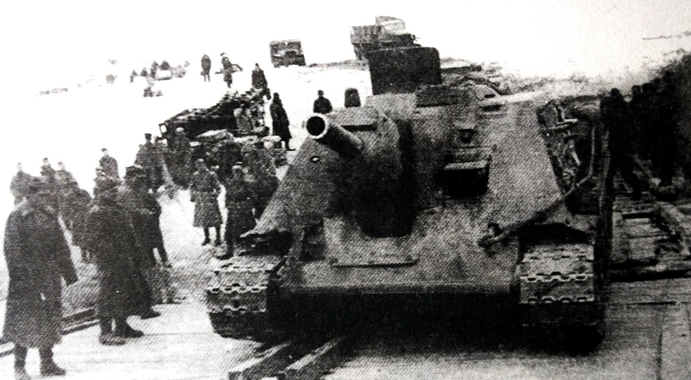 1943年冬天，「苏德战争」期间，东线苏联战场，苏军一辆SU-122反坦克炮车正小心地驶上架设在第聂伯河上的浮桥。