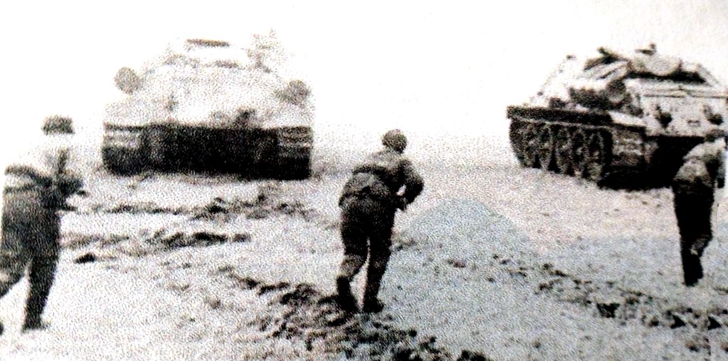 1944年秋天，「苏德战争」期间，东普鲁士地区，苏军士兵正在SU-85反坦克炮车的掩护下对德军阵地进行攻击。