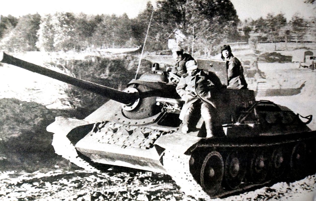 1944年10月，「苏德战争」期间，苏联波罗的海第3方面军1047反坦克炮兵团一辆SU-85反坦克炮车正在向前线进发。