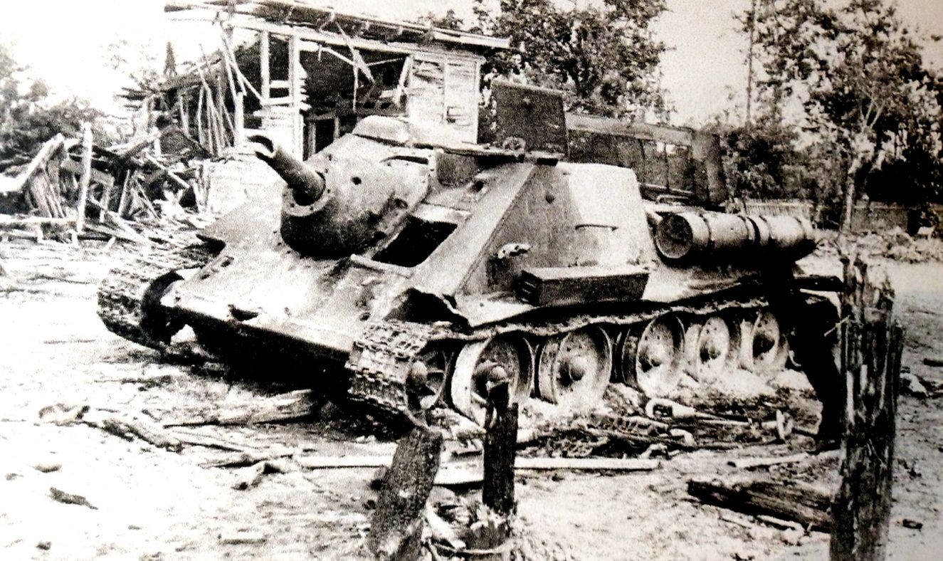 1944年，「苏德战争」期间，东线战场，一辆被内部爆炸摧毁的苏军SU-85反坦克炮车。