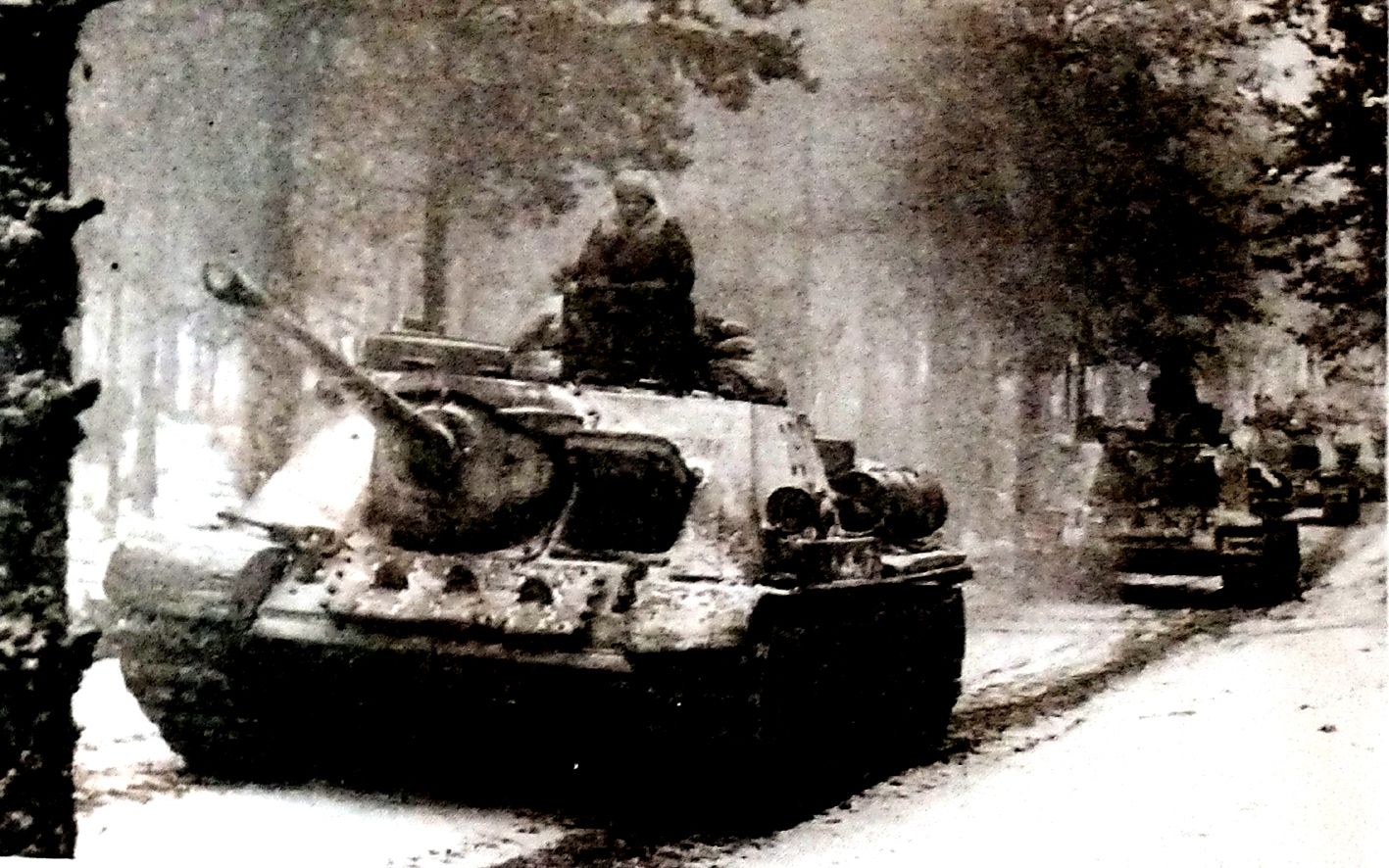 1945年1月23日，「苏德战争」期间，东普鲁士地区，苏军一队SU-85反坦克炮车正在向前线推进。