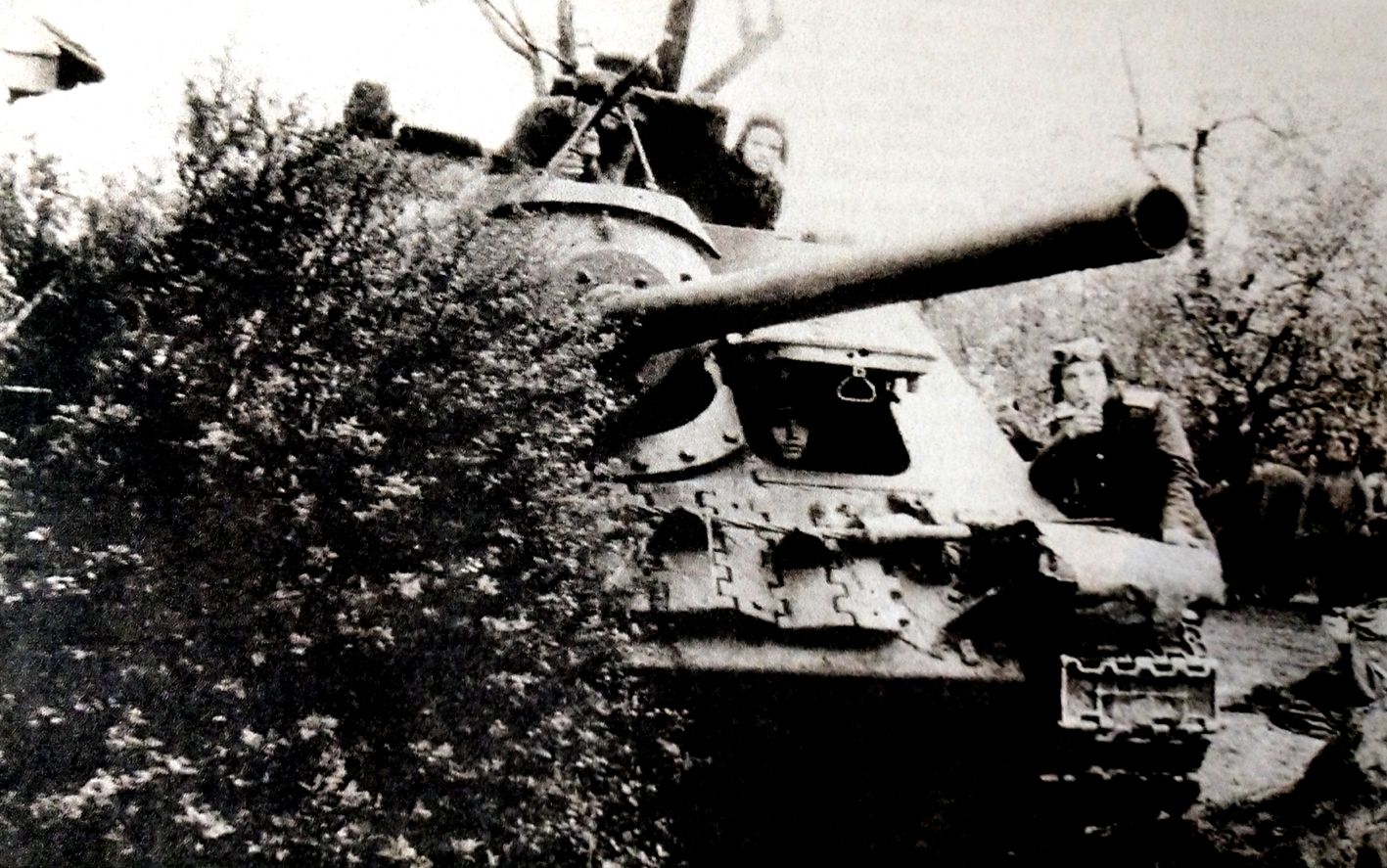 1945年5月，「柏林战役」期间，参加对柏林进攻的乌克兰第1方面军的一辆苏军SU-85反坦克炮车。