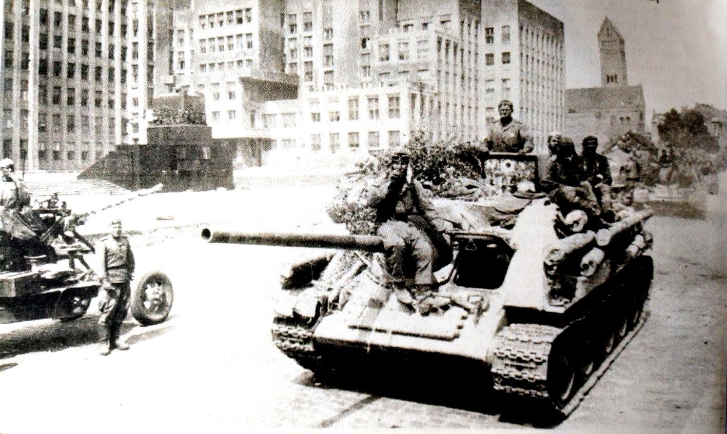1944年7月，「苏德战争」期间，一辆苏军SU-85反坦克炮车进入刚解放的明斯克。