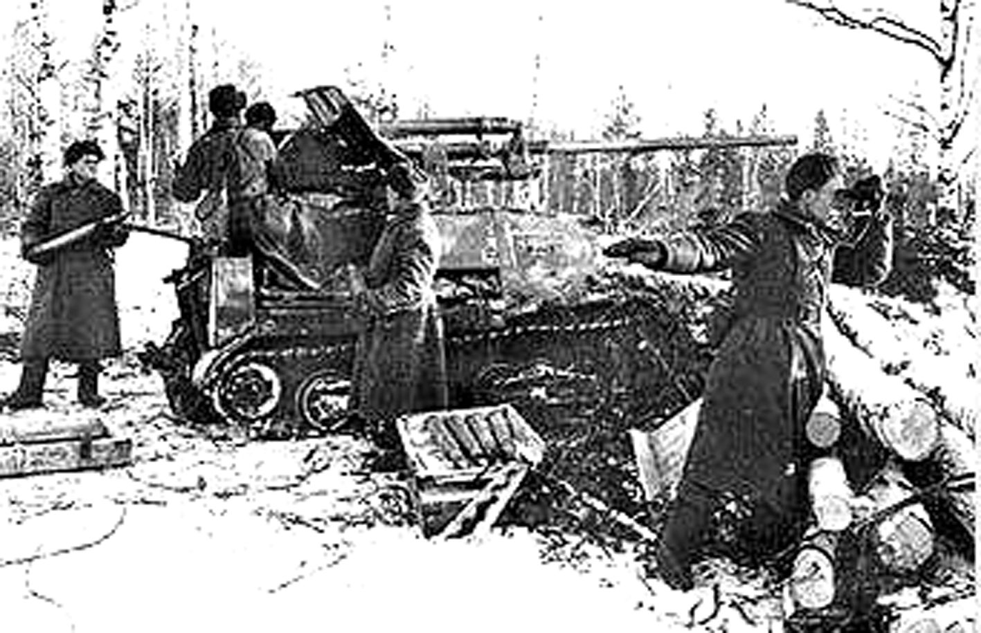 1941-1942年间，「苏德战争」期间，苏联战场，一辆ZiS-30反坦克炮车在防御工事后作战斗准备，车组指挥员正紧张地观察敌情。