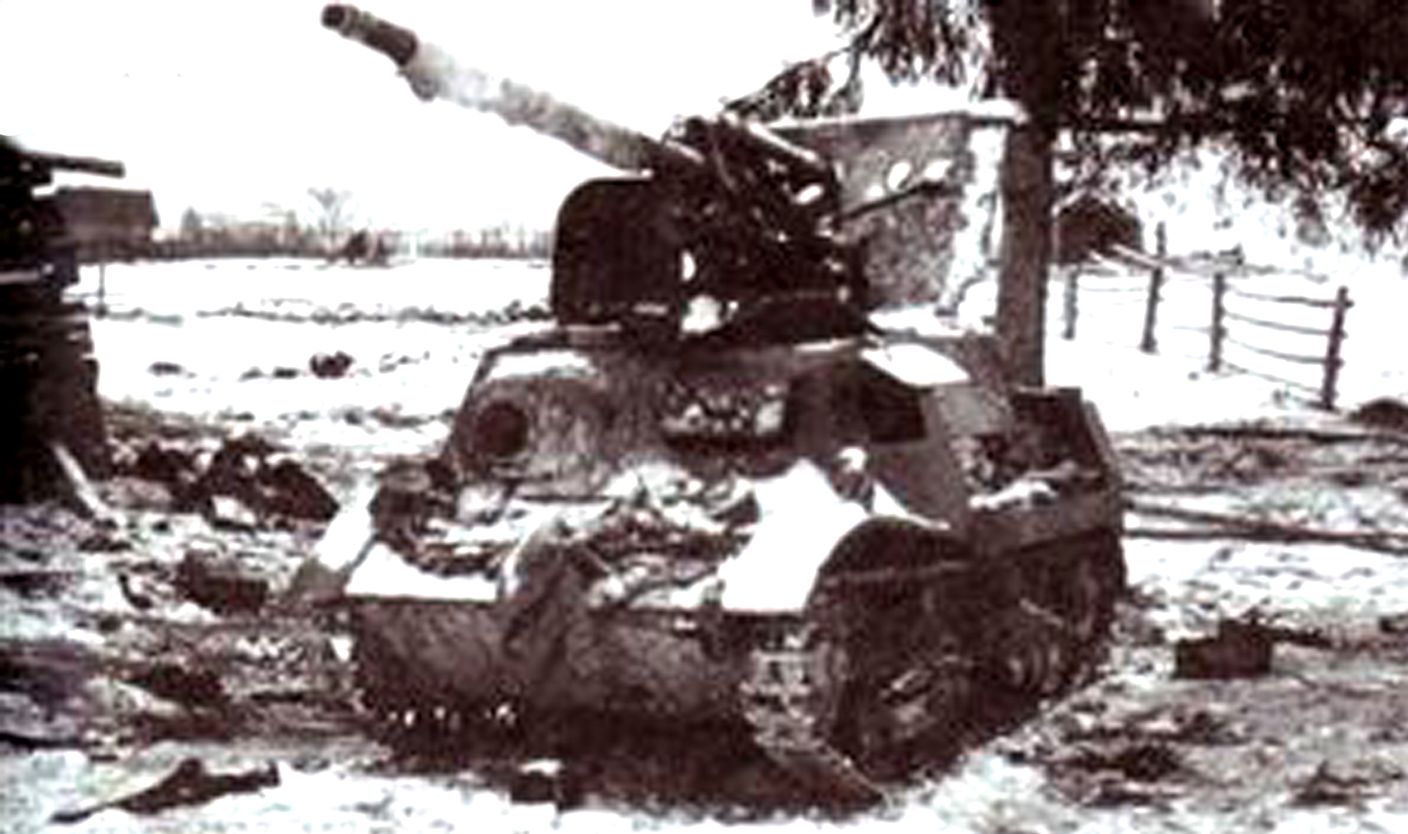 1941-1942年间，「苏德战争」期间，苏联战场，苏军一辆被击毁的ZiS-30反坦克炮车。