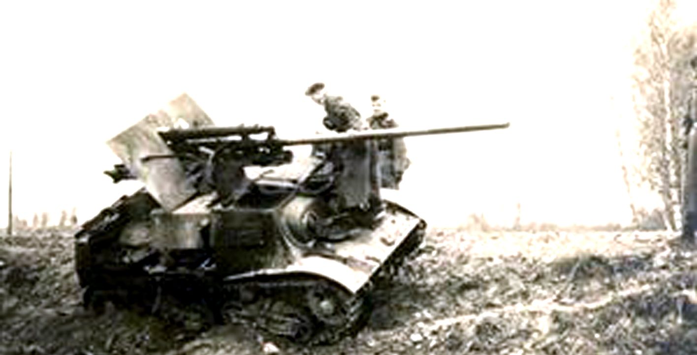 1941-1942年间，「苏德战争」期间，苏联战场，德军在察看一辆被击毁遗弃的ZiS-30反坦克炮车。