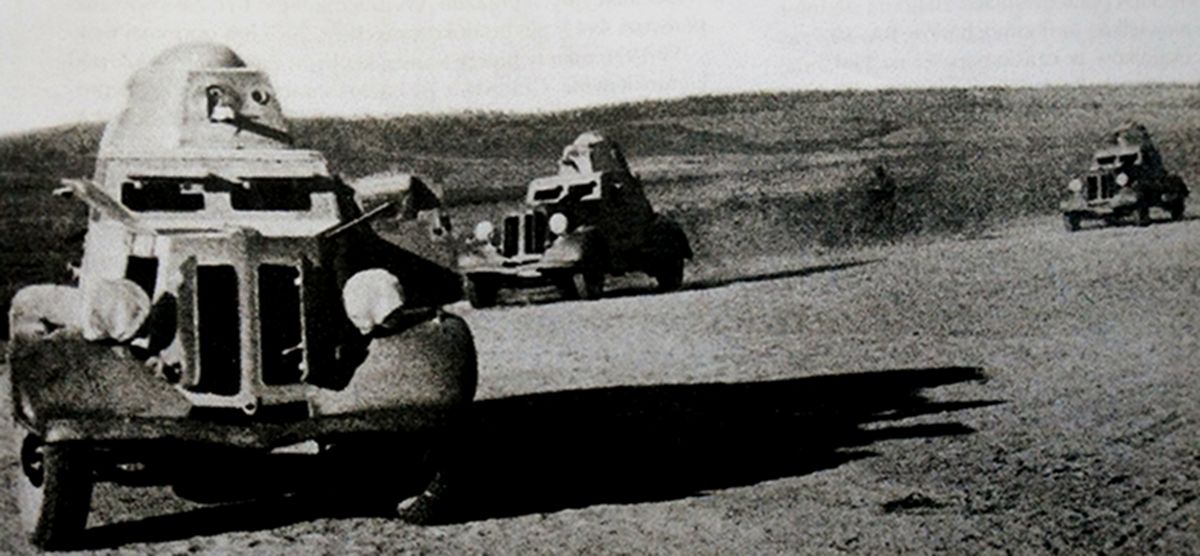 1941年7月,「苏德战争」期间,东线苏联战场,苏军一队BA-20轻型装甲车正向前线开进。