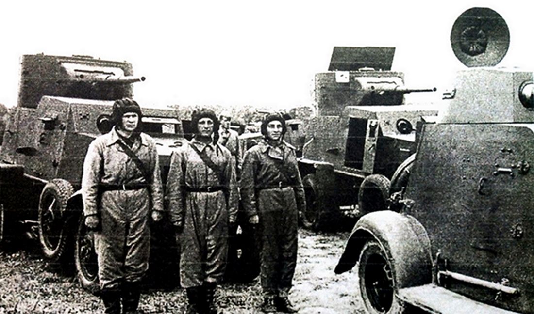 1942年7月,「苏德战争」期间,东线苏联战场,隶属苏联西方方面军的装甲车部队正待命出发,图中的装甲车分别是BA-20M型、BA-10型和BA-6型。