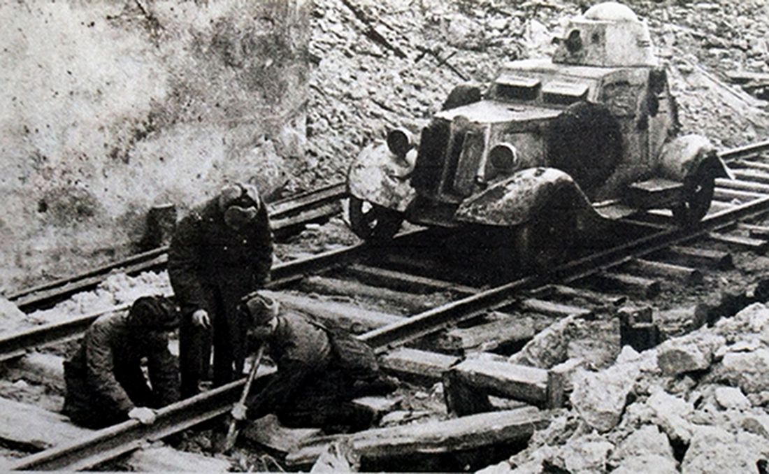 1943年,「苏德战争」期间,东线苏联战场,苏联加里宁方面军的一辆沿铁轨行进的BA-20M轻型装甲车由于铁轨问题而停止前进,车组乘员正在进行维修。