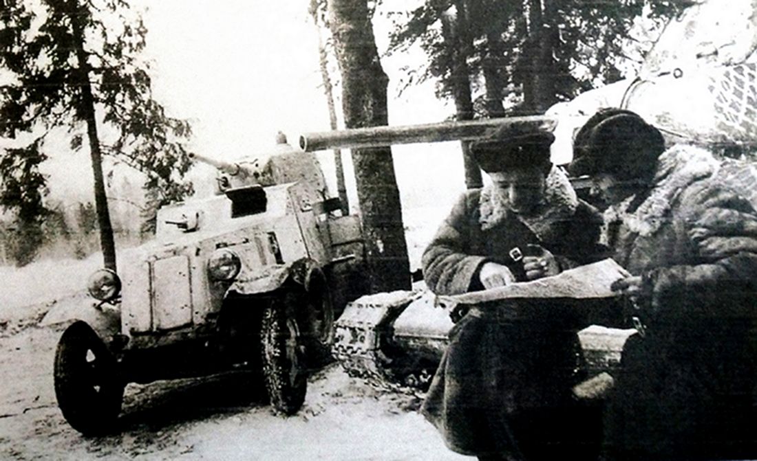 1942年1月,「苏德战争」期间,东线苏联战场,苏联西方方面军第1近卫装甲旅的一辆BA-10M重型装甲车的乘员在观看地图,研究前进路线。