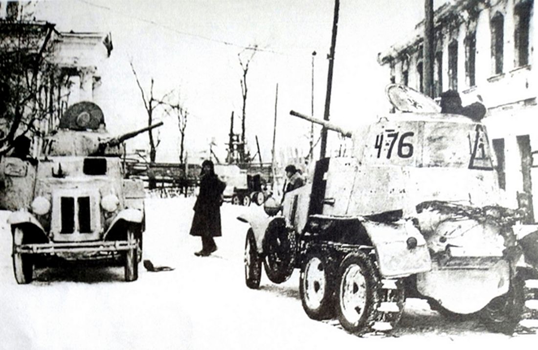 1943年1月,「列宁格勒围城战」期间,东线苏联战场,苏联列宁格勒方面军第1独立装甲车营的一辆BA-10重型装甲车,注意装甲车身上已涂上冬天的迷彩色。