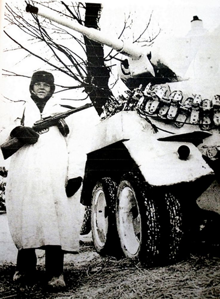1943年冬天,「苏德战争」期间,东线战场,一名苏军战士在苏联西南方面军的一辆BA-10M重型装甲车旁边站岗。