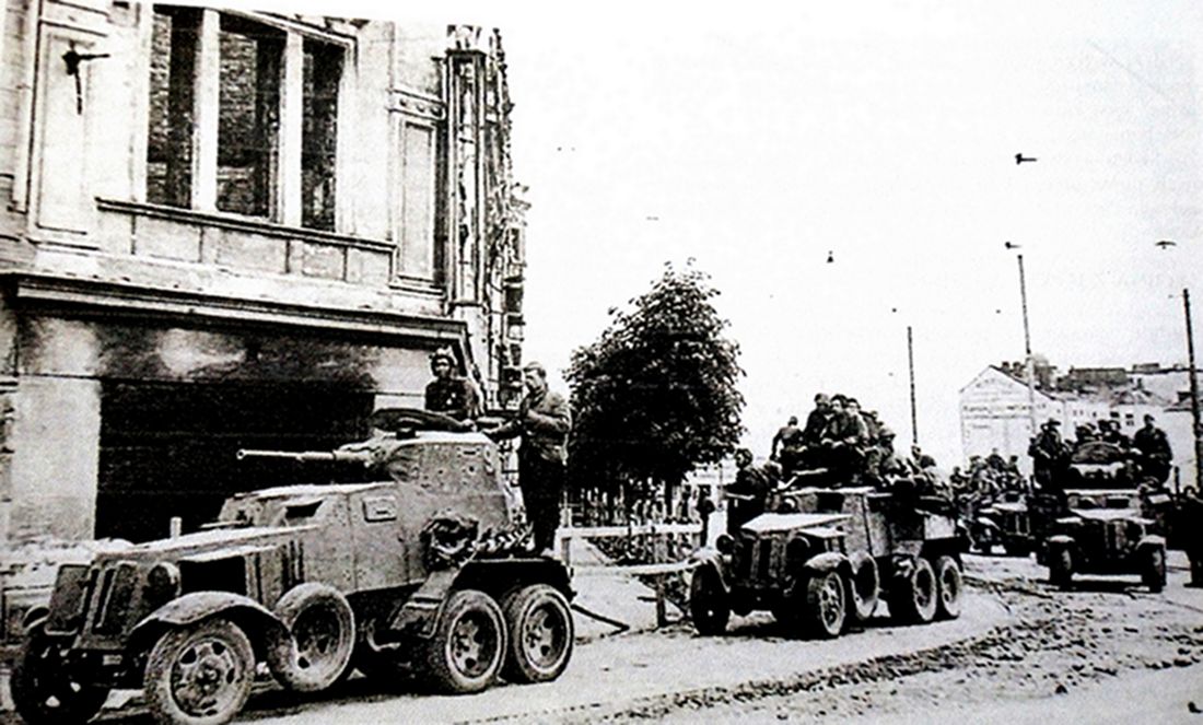 1944年夏天,「继续战争」期间,东线战场,苏军一队由BA-10A与BA-10M重型装甲车组成的车队开进位于苏芬边境的维普里城区。