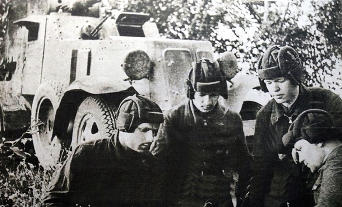 1941年8月,「苏德战争」期间,东线苏联战场,苏联西北方面军的一辆BA-10A重型装甲车的乘员在研究战术,该车曾击毁过4辆德军战车。