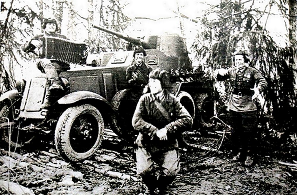 1942年夏天,「苏德战争」期间,东线苏联战场,苏联西方方面军的一辆BA-10A重型装甲车的乘员在战斗空余时间进行娱乐,坐在装甲车头上的战士拉起手风琴,一战士正随着琴声起舞。
