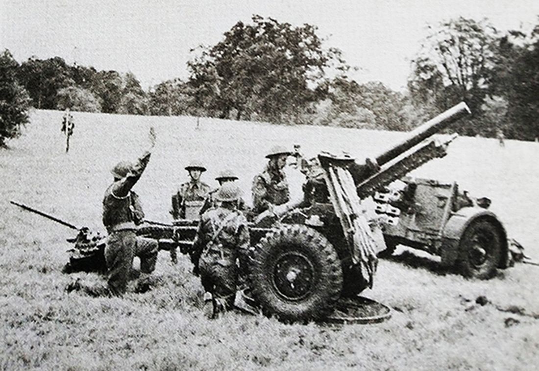 1941年，英军一门25磅野炮及其炮组成员正在进行训练。二战期间，该炮共生产约12000门，英军在北非战场上经常将这种25磅野炮作反坦克炮使用。