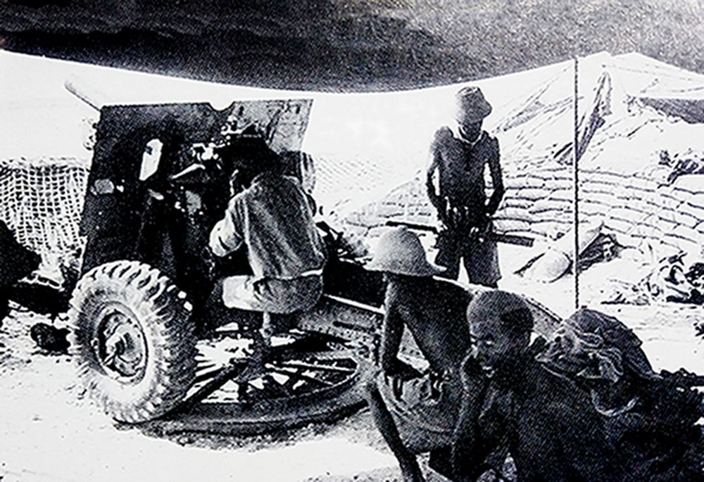 1942年，「阿拉曼战役」期间，北非战场上的一门英军25磅野炮。