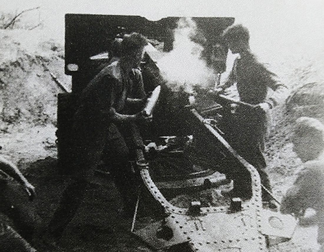 二战西线战场，加拿大皇家陆军炮兵的一门25磅野炮正在为加拿大第3师提供火力支援，该炮被布置在挖好的土坑内以防止敌方炮火反击。